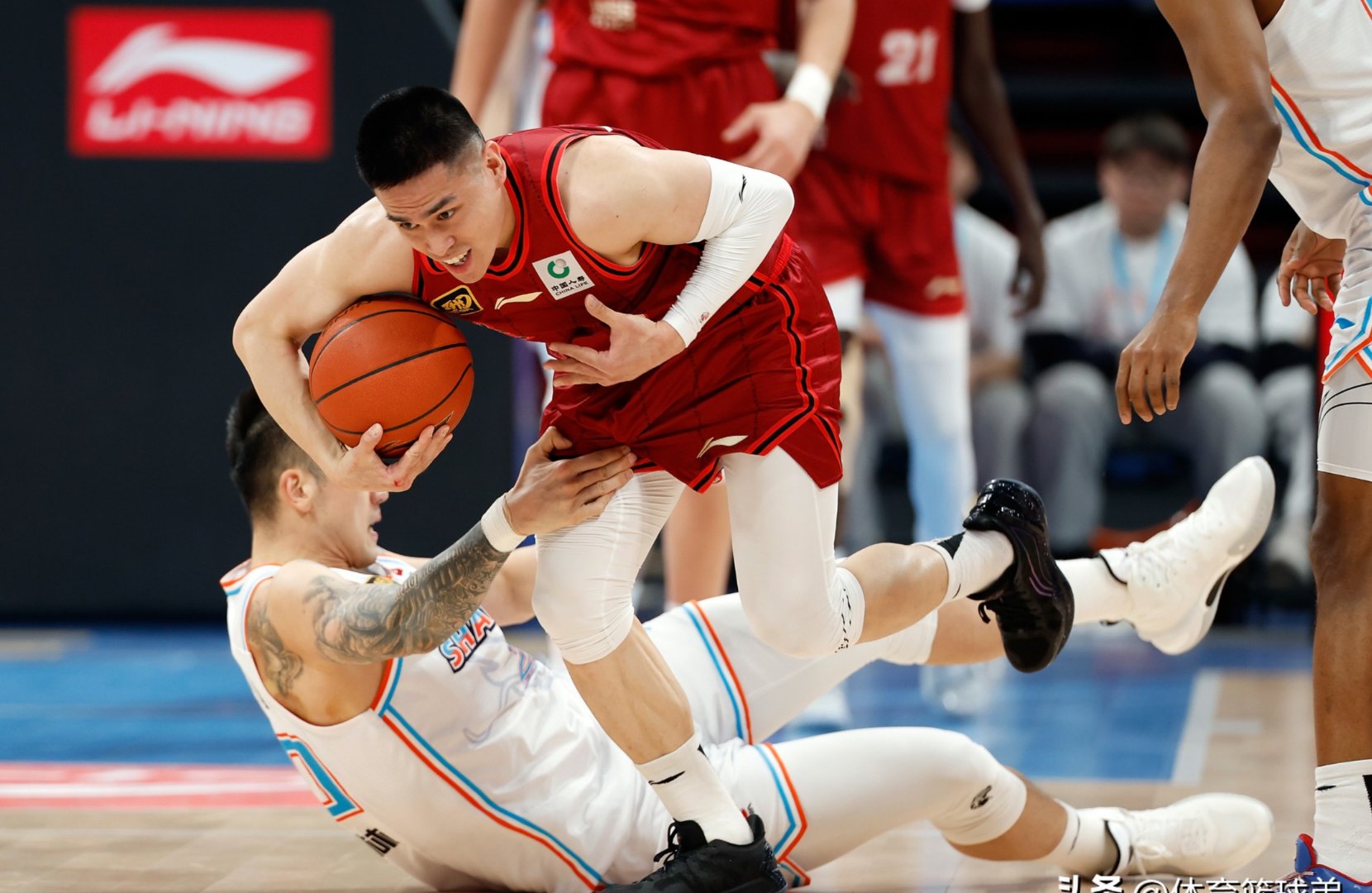 热情高涨！球员们在比赛场上为荣誉全力拼搏的简单介绍